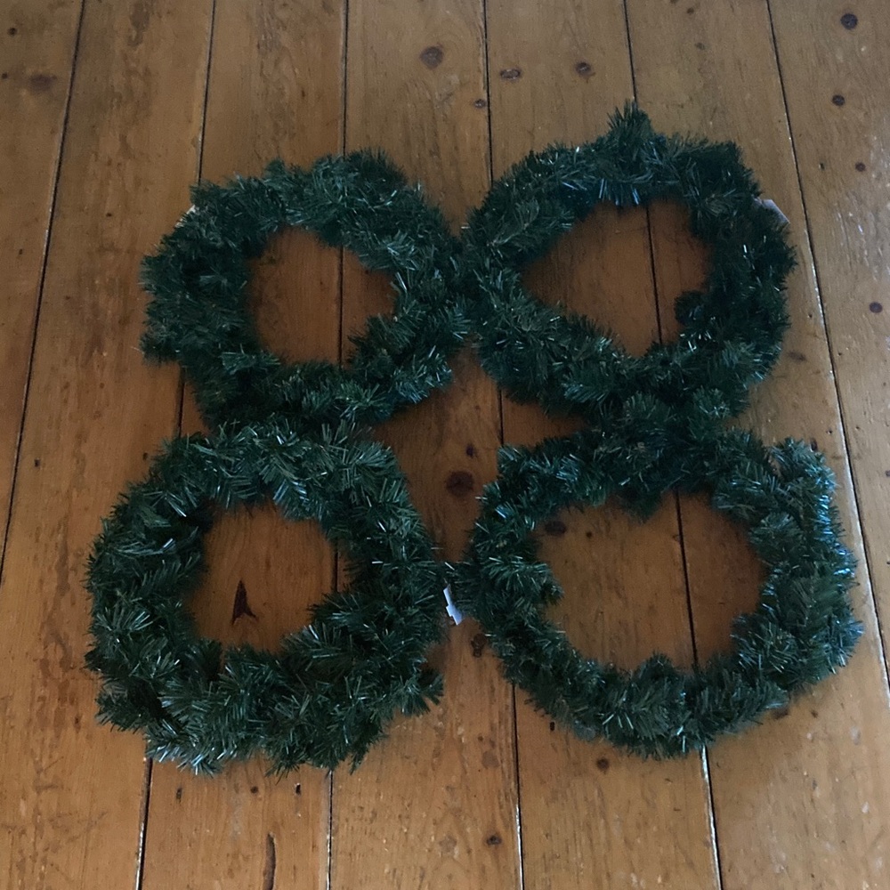 Windsor artificial pine holiday wreaths set of four 18” decorative